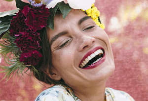Lachende vrouw met bloemenkrans
