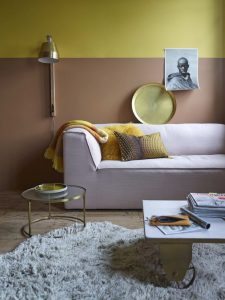 Inspiratie woonkamer met okergeel en goud